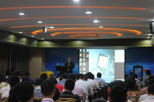 优博讯副总裁做领导发言